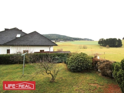 Großzügiges Zweifamilienhaus in ruhiger Lage mit Blick ins Grüne