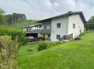 Stilvolles Zuhause mit großem Garten, Garage und Panoramablick