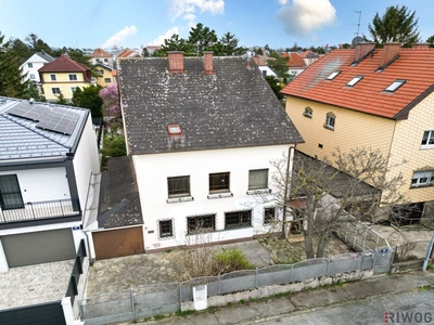 Erwecken Sie ca. 390 m² NFL aus dem Dornröschenschlaf | Ost/West ausgerichtetes sanierungsbedürftiges Haus mit großzügigem Garten und Garage