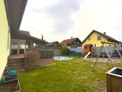 Familienidylle: Garten, Pool, Terrassen und Carport