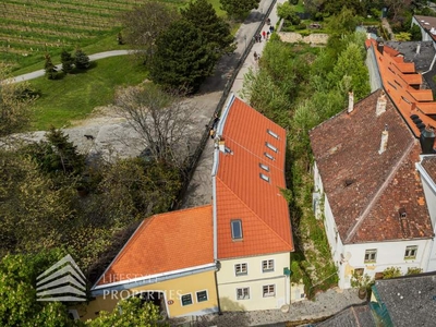 Grundstück mit sanierungsbedürftigen Zinshäusern in zentraler Lage von Gumpoldskirchen