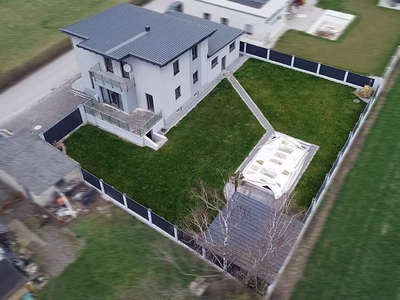 Neuwertiges Haus mit Garten, Pool, Ausstattung und großer Garage in toller Lage in YBBS!