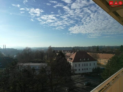 Sehr gemütliche und großzügig geschnittene Familienwohnung mit Balkon und tollem Ausblick! Verfügbar ab 01.04.2024!