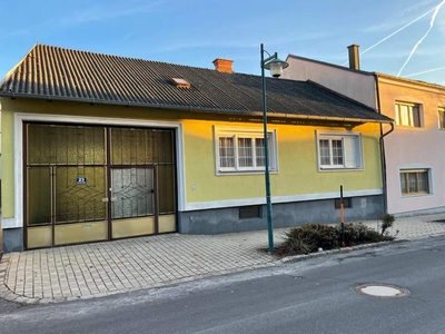 Streckhof im Zentrum von Müllendorf mit Halle und weiteren Nebengebäuden