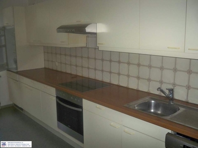 2 Zimmer Miet-Wohnung ca. 75 qm mit ca. 4 qm Balkon (hofseitig, ruhig) in Urfahr neben einer Strasse jedoch 2 fachverglaste Fenster daher ruhig