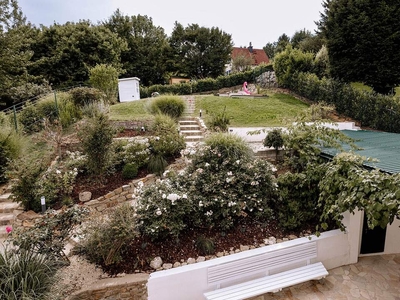 Erstbezug nach Sanierung! Wunderschönes Haus mit Pool, großem Garten und Garage in absoluter Grünruhelage in Klosterneuburg Weidling!