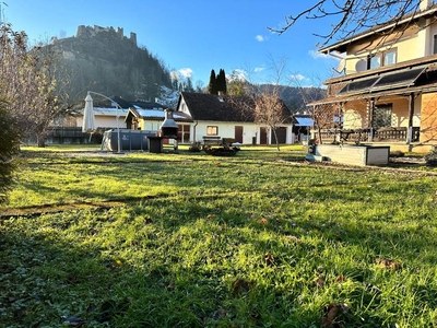 Einfamilienhaus mit Blick auf die Burgruine Griffen