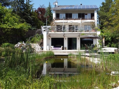 Tolles Einfamilienhaus mit 2 Wohneinheiten, Schwimmbiotop und tollem Blick zur Burg Liechtenstein!