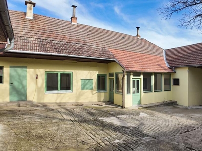 Topsanierte 3-Zimmerwohnung mit ca. 108m² & moderner Einbauküche in restaurierten Vierkanthof! Garten- & Hofnutzung inklusive!