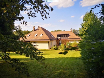 Ruhig gelegene Villa mit Jagdzimmer und idyllischem, großem Garten