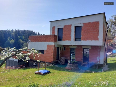 **Hochwertiges Einfamilienhaus mit 3 Terrassen, 2 Garagen und luxuriöser Innenausstattung**