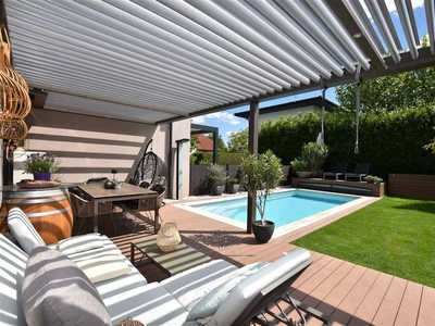 Sonnige Gartenwohnung mit Pool und überdachter Terrasse verspricht Urlaubsfeeling pur