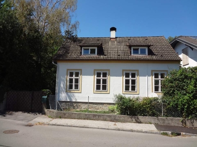 JAHRHUNDERTWENDEHAUS IN SCHÖNER LAGE UND GROSSEM GARTEN!