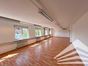 Helles Büro mit Tiefgaragenparkplätzen an der Wienerstraße!