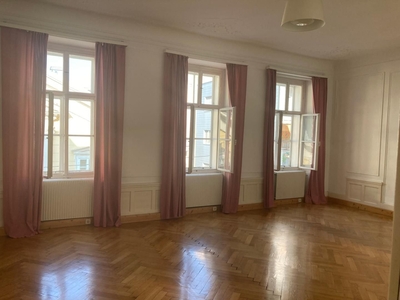 Klassische Altbauwohnung mit Balkon in Toplage