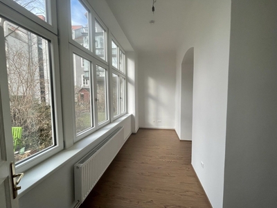 Nähe Herz -Jesu Kirche- sehr schöne völlig neu adaptierte 3 Zimmerwohnung mit einer Veranda mit Blick in den Garten!