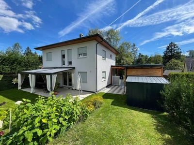 Großzügiges Einfamilienhaus in neuwertigem Zustand mit überdachter Terrasse und Doppel-Carport