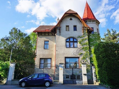 Jahrhundertwendevilla mit zusätzlichem Wohnhaus oder Praxis