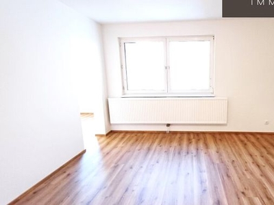 | ÄUSSERST LIEBE SINGLEWOHNUNG IN | ABSOLUTER RUHELAGE | BLICK IN DEN BEGRÜNTEN INNENHOF