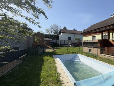 Familienidylle: Garten, Pool, Terrassen und Carport