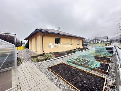 Luxuriöser Bungalow mit hochwertiger Ausstattung, Hohenems, zentrumsnah, sehr geräumige Dreier-Garage, viel Grundstücksfläche und Gartenanlage rund um das Haus, mit Terrasse, viele KFZ Außen-Stellplätze, Ruhelage / Sackgasse