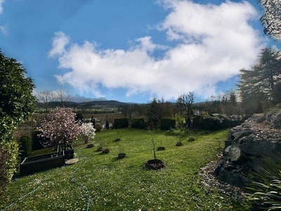 Naturnahes Wohnen mit Panoramablick: perfekt für Outdoor-Enthusiasten!