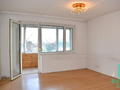 Ruhige, renovierungsbedürftige 3-Zimmer Wohnung mit Loggia und Grünblick