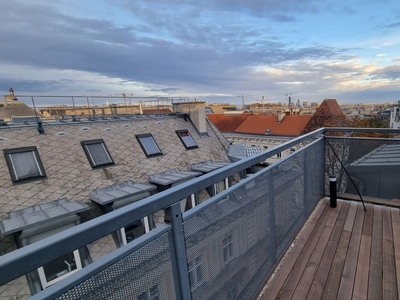 Dachgeschoßwohnung mit Terrasse in repräsentativem Haus - Fuchsthallergasse