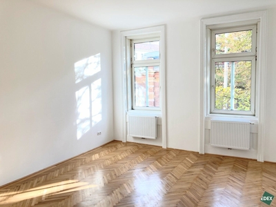 Erstbezug nach Sanierung: 3,5-Zimmer-Altbau mit hofseitigem Schlafzimmer und Kabinett