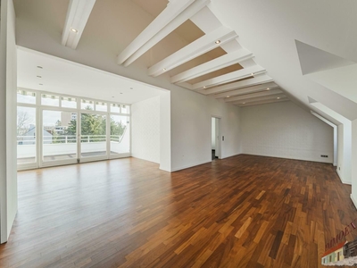 Exklusiv und perfekt aufgeteilte Dachgeschoßwohnung 92 m², 2 Zimmer + 16 m² südostseitige Terrasse in zentraler Lage, Speisinger Straße, klimatisiert