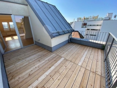 Sonnige Dachgeschosswohnung mit 3 Zimmern und Terrasse auf der Speisinger Straße