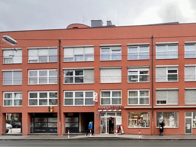 Helle 2-Zimmer-Dachgeschosswohnung mit hofseitiger Terrasse und Garagenplatz