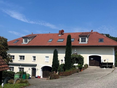 Charmante Wohnung im stadtnahen Vierkanthof mit atemberaubendem Ausblick und einzigartiger Lage!