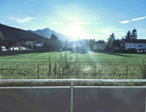 PERFEKT ANGEBUNDEN MIT SONNIGER LOGGIA & BLICK INS GRÜNE