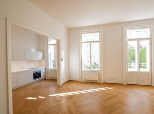 Unbefristet: Elegante 4-Zimmer-Altbau-Wohnung mit Balkon in bester City-Lage