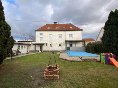 3 Familienhaus mit Pool in toller Lage