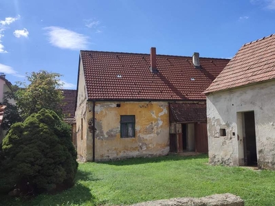 Bauernhaus mit Schuppen und Scheune