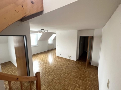 Dachgeschoß-Maisonette in zentraler Lage mit kleiner Terrasse