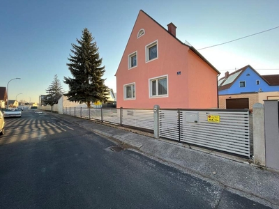 Einfamilienhaus mit ebenem Garten, Terrasse und Garage