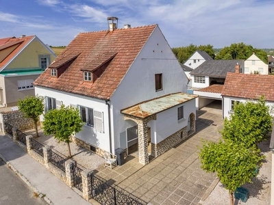 Einfamilienhaus mit Nebengebäuden in der Freistadt Rust