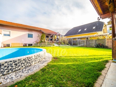 Familientraum in Ebenthal: Charmantes Einfamilienhaus mit Pool, Biotop und Gartenparadies