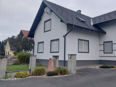 Großzügiges Landhaus mit angebautem Garagen- und Wirtschaftstrakt samt angrenzendem Bauland