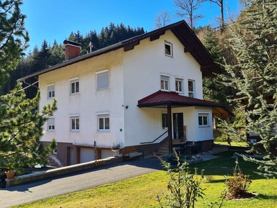 Geräumiges Stockhaus mit Vollkeller in guter, sonniger Lage