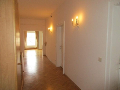 Altbauwohnung mit Balkon nahe Stadtplatz