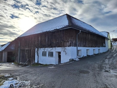 Originales Bauernhaus mit Nebengebäuden