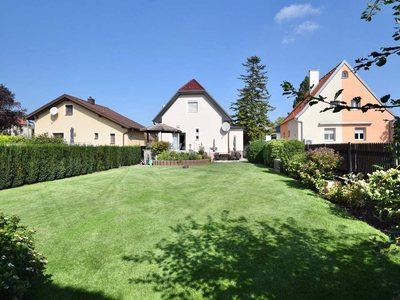 Renovierungsbedürftiges Haus, sonniger Grund, top Infrastruktur