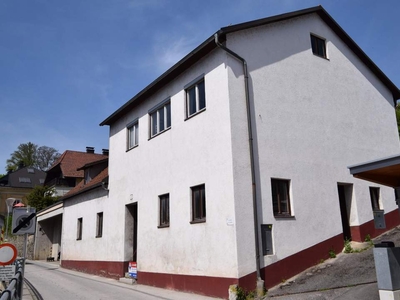 Renovierungsbedürftiges Wohnhaus mit Garten und großer Garage in Toplage