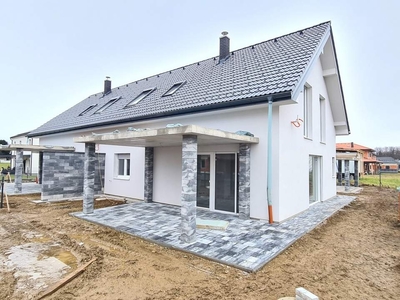 Belagsfertige Doppelhaushälfte in Massivbauweise mit Eigengarten und Doppel- Carport