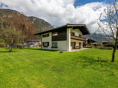 Tiroler Landhaus mit Blick auf die Steinplatte