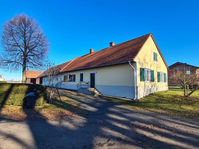 Tolles Bauernhaus mit angebautem Wirtschaftstrakt samt Stall sowie Hütten und ein Garagengebäude!